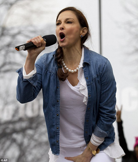 Ashley Judd grabbing her crotch during Women's March